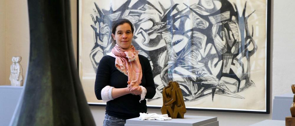 Wo Welten aufeinanderstoßen. Dorothea Schöne, Leiterin des Kunsthauses Dahlem, mit Werken von Hans Uhlmann im renovierten Gebäude.