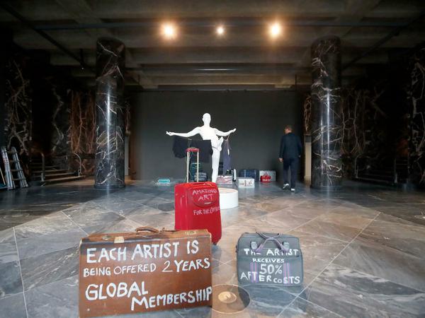 Seine neue Ausstellung während der Berlin Art Week hat Christian Jankowski im Fluentum Berlin - hier die marmorne Eingangshalle.