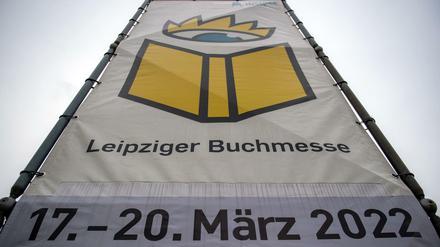Das Logo der Leipziger Buchmesse mit den Daten für 2022 ist schon an der Einfahrt zur Neuen Messe in Leipzig zu sehen.
