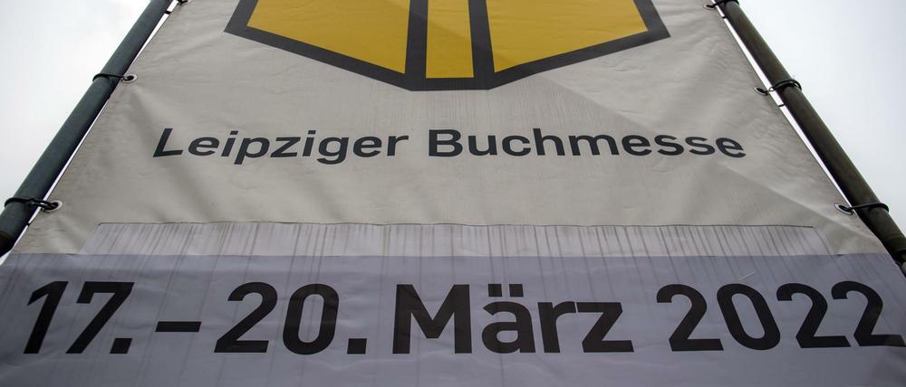Das Logo der Leipziger Buchmesse mit den Daten für 2022 ist schon an der Einfahrt zur Neuen Messe in Leipzig zu sehen.