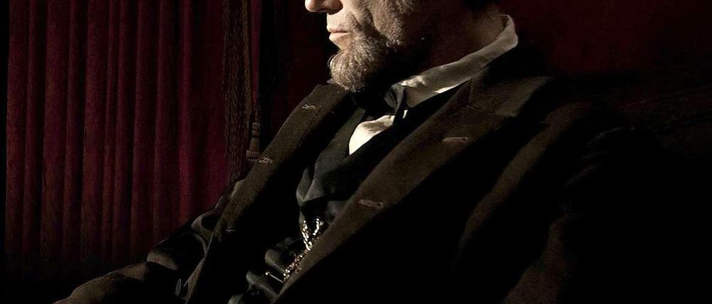 Daniel Day Lewis gibt Abraham Lincoln ein menschliches Antlitz: Ein Präsident, der mit gekauften Stimmen und politischen Tricks das Verbot der Sklaverei durchsetzt Gewinnt bestimmt den Darsteller-Oscar.