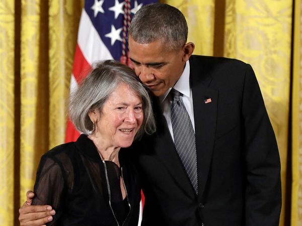 Der damalige US-Präsident Barack Obama und die amerikanische Poetin Louise Glück 2016 bei der Verleihung der National Humanities Medal (Medaille für Geisteswissenschaften) im Weißen Haus. 
