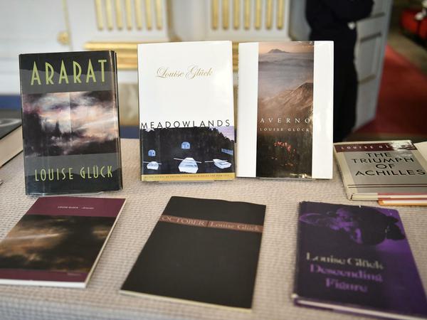 Louise Glücks Bücher, ausgestellt bei der Bekanntgabe in Stockholm, dass sie dieses Jahr den Literaturnobelpreis erhält.