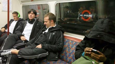 Joachim Löw (centre) enjoys the Bakerloo Line with Assistant Coach Hansi Flick (right) and striker Max Kruse (left). 
