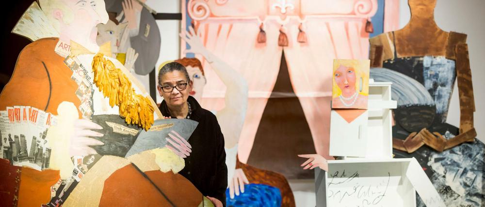 Die Künstlerin Lubaina Himidin steht in einem ihrer Kunstwerke («A Fashionable Marriage»), nachdem bekannt gegeben wurde, dass Himid den Turner Prize 2017 gewonnen hat. 