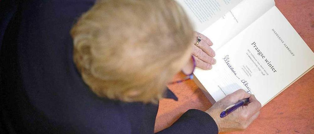 Madeleine Albright unterzeichnet die holländische Fassung ihres Buches "Winter in Prag" in Den Haag.