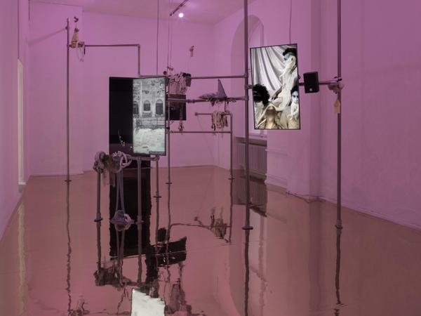 Die Videoinstallation „Ruses and Refusals“ von Madison Bycroft im Kunstraum Kreuzberg.