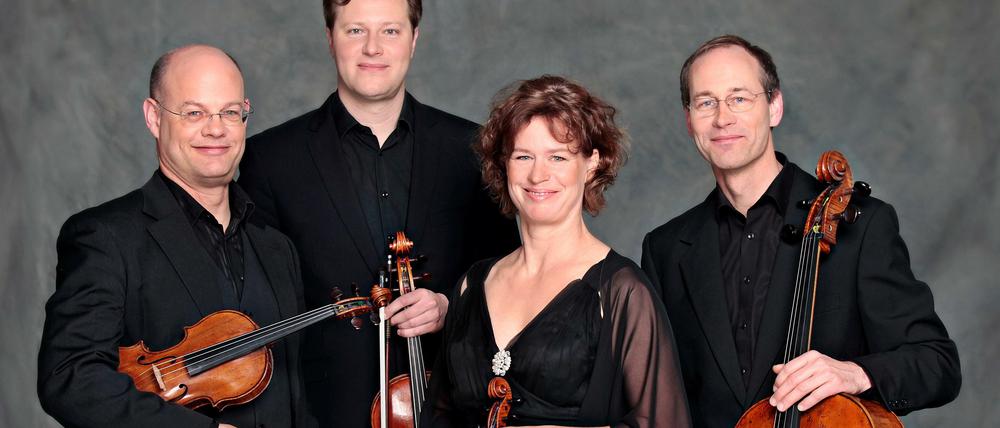Von links nach rechts, die Mitglieder des Mandelring Quartetts: Sebastian Schmidt an der Violine, Andreas Willwohl an der Viola, Nanette Schmidt an der Violine und Bernhardt Schmidt am Cello.