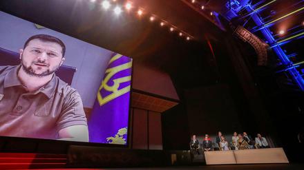 Videobotschaft. Der ukrainische Präsident Wolodymyr Selenskyj übermittelt eine Videobotschaft bei der Eröffnungs-Gala in Cannes. 