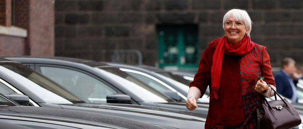 Gern auch mal in Rot: Die neue Kulturstaatsministerin Claudia Roth von den Grünen