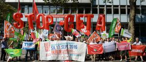 Aktivisten demonstrieren in Berlin gegen die Freihandelsabkommen TTIP und CETA.