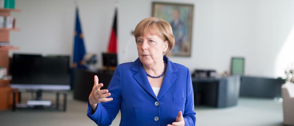 Kanzlerin Angela Merkel in ihrem Büro.