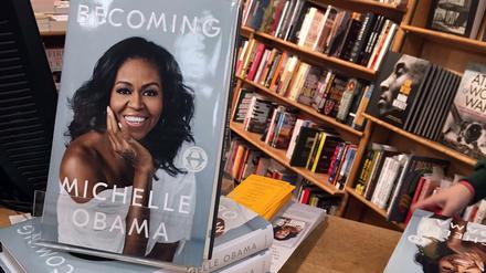 "Becoming": 15 Tage nach ihrer Veröffentlichung sind die Memoiren der früheren First Lady zum bestverkauften Buch des Jahres in den USA aufgestiegen.