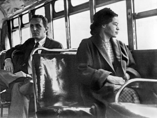 Rosa Parks 1956 im Bus in Montgomery, Alabama.  