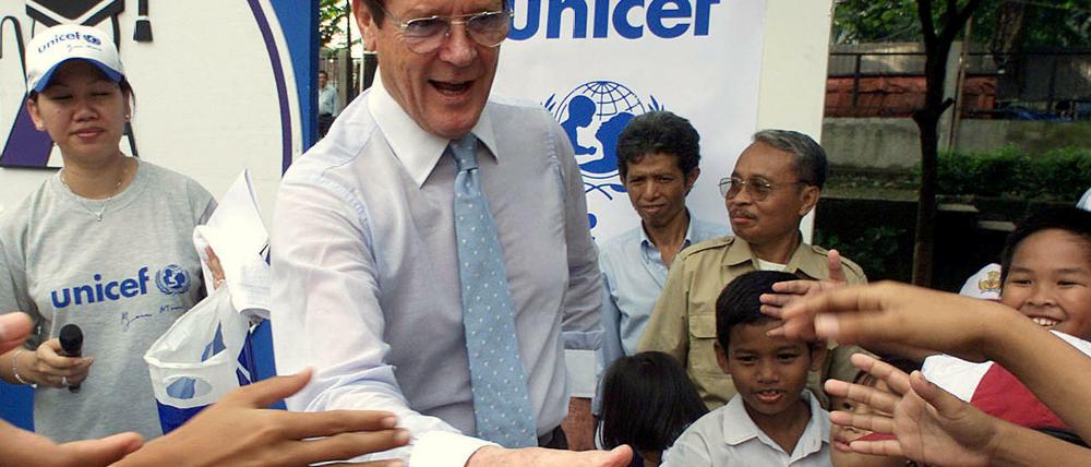 Kämpfer für die Kinder. Roger Moore in einer Grundschule in Jakarta in Indonesien. Seit den 1990er Jahren konzentrierte sich der Schauspieler vornehmlich auf seine Rolle als UNICEF-Botschafter.