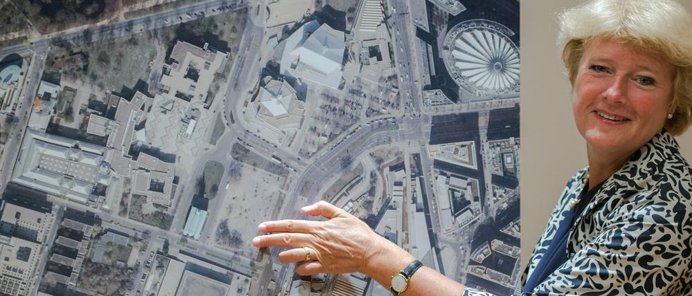 Kulturstaatsministerin Monika Grütters (CDU) zeigt am 03.09.2015 in Berlin während einer Pressekonferenz zum Ideenwettbewerb für das Museum des 20. Jahrhunderts auf einem Luftbild auf den Platz am Kulturforum, der als Bauplatz vorgesehen ist. 