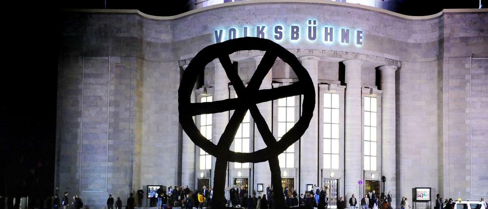 Die Volksbühne und ihr Wahrzeichen. Das berühmte Rad am Rosa-Luxemburg-Platz.