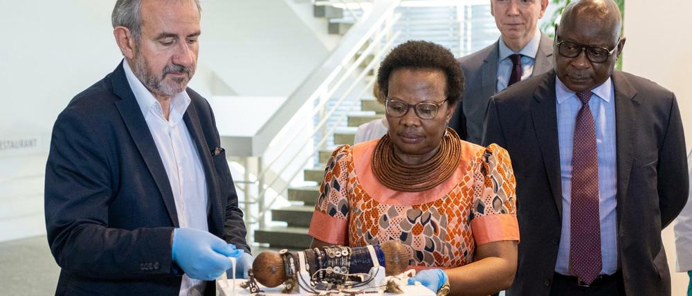 Stiftungspräsident Hermann Parzinger und Esther Moombolah, Direktorin des Nationalmuseums in Namibia, packen eine Puppe in die Transportkiste.