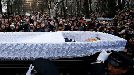 Am Dienstag in Moskau: Tausende Russen erweisen dem ermordeten Oppositionspolitiker die letzte Ehre.