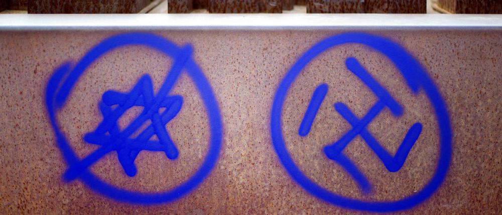 Antisemitsmus von rechts: Ein durchgestrichener Davidstern und ein Hakenkreuz an einer Gedenkstätte am Berliner Nordbahnhof.