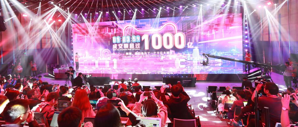Inmitten des Konsums: Der chinesische Versandriese Alibaba feiert den Verkaufswert von 100 Milliarden Yuan innerhalb einer Stunde beim weltweiten Shopping-Festival.
