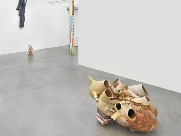 Isa Melsheimer, „Der unerfreuliche Zustand der Textur“, Installation mit Walherz aus Keramik im KINDL – Zentrum für zeitgenössische Kunst.