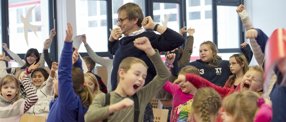 Aus glücklicheren Zeiten: Kinder machen Dehnübungen mit dem Chordirigenten Simon Halsey.