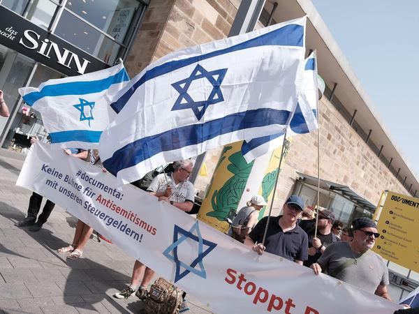 Schon zur Eröffnung der "documenta fifteen" demonstrierten Menschen in Kassel gegen Antisemitismus