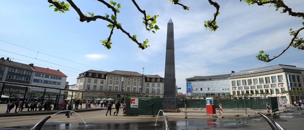 Kunst überall. Der Königsplatz der documenta-Stadt Kassel, mit einem Obelisk des US-Künstlers Olu Oguibe.