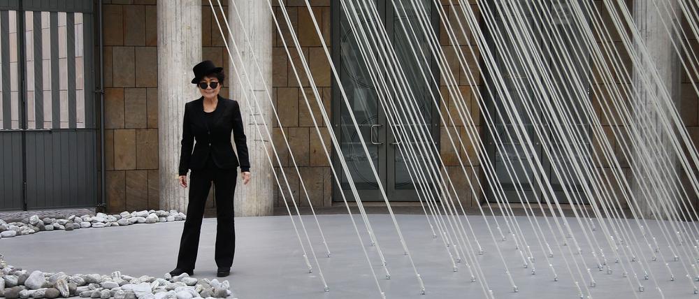 Yoko Ono 2013 in ihrer Retrospektive „Half-A-Wind Show“ zum 80. Geburtstag der Künstlerin in der Frankfurter Schirn Kunsthalle.