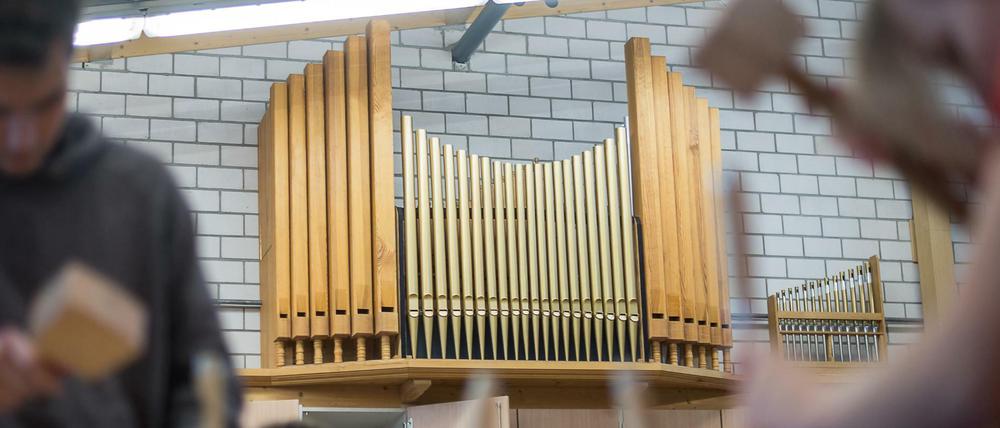 Orgelbau-Schüler arbeiten während einer Unterrichtsstunde im Fachbereich Orgelbau an der Oscar-Walcker-Schule in Ludwigsburg. 