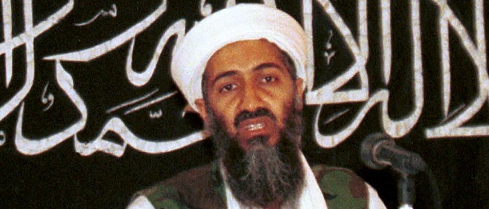 Fatales Erbe. Al-Kaida-Chef Osama bin Laden 1998 bei einer Pressekonferenz im afghanischen Khost.