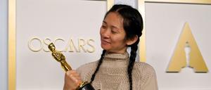 "Nomaldland"-Regisseurin Chloe Zhao mit einem ihrer Oscars.
