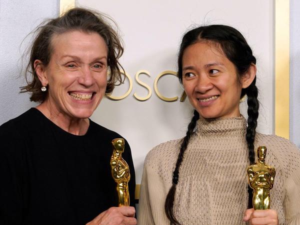 Produzentin und Hauptdarstellerin Frances McDormand und die Regisseurin Chloé Zhao, die mit "Nomadland" die wichtigsten Preise gewannen.