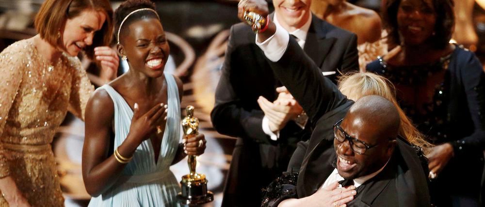 Schauspielerin Lupita Nyong’o (l.) und Filmemacher Steve McQueen (r.) mit ihren Goldjungen für „12 Years a Slave“. Den Oscar für den besten Film gewann erstmals ein schwarzer Regisseur, zwei weitere Trophäen gingen an das Sklavendrama.