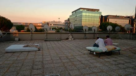 Umsonst und draußen. Auf der Dachterrasse des ehemaligen Universitätsgebäudes schlafen im Sommer viele Bewohner, um den beengten Verhältnissen zu entgehen.