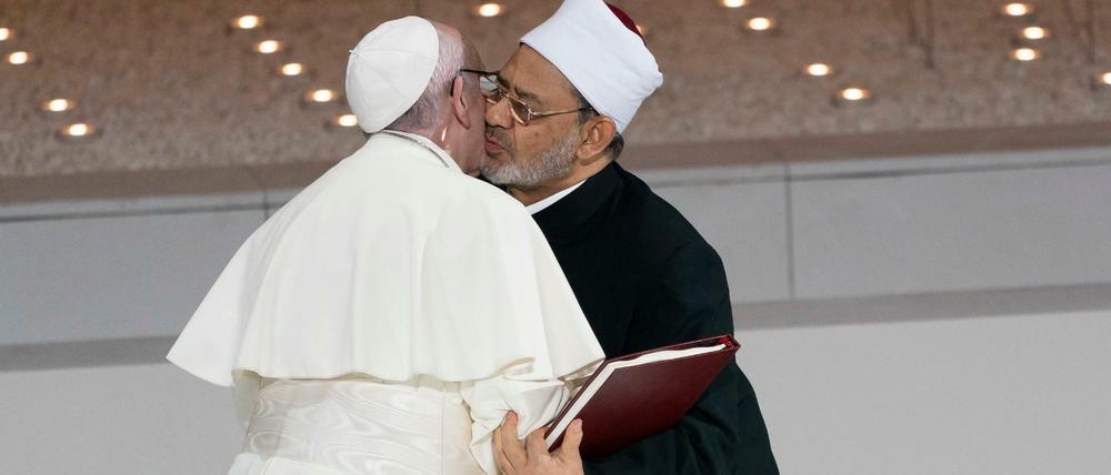 Papst Franziskus umarmt seinen Freund, den Großscheich der Al-Azhar-Universität in Kairo, Ahmed al-Tayyeb. 