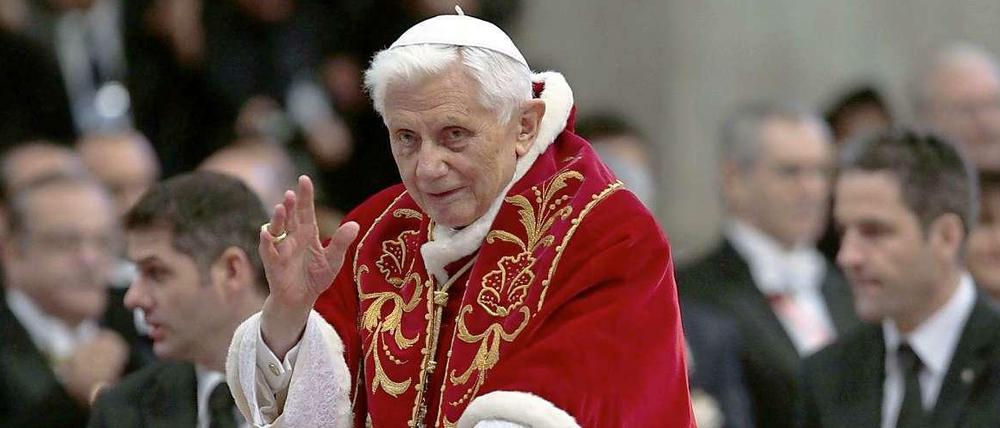 "Macht's gut und Danke für den Fisch!" - Papst Benedikt XVI findet bewegende Worte bei seiner Rücktrittsrede.