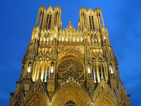 Die Kathedrale von Reims steht beispielhaft für das europäische Architekturerbe. Ihre Zerstörung durch die Deutschen bleibt unvergessen. 