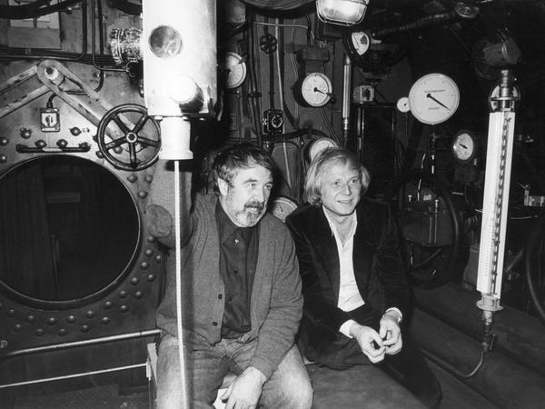Regisseur Wolfgang Petersen (re.) und Schriftsteller Lothar-Günther Buchheim in der U-Boot-Kulisse für den Film „Das Boot“. 