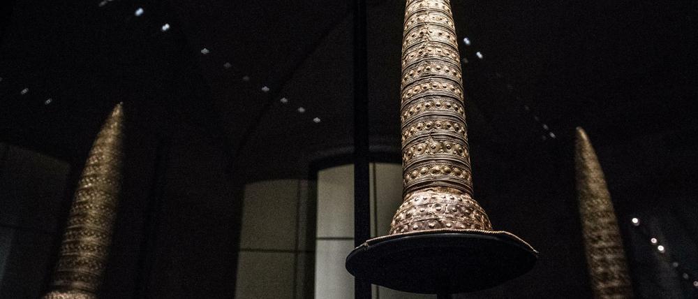 Der Berliner Goldhut (1000 v. Chr.) in einer Vitrine im Neuen Museum ist Bestandteil der Ausstellung "Bewegte Zeiten. Archäologie in Deutschland" .