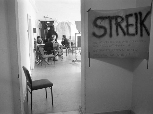 Im Mai 1968 besetzen Studierende die DFFB aus Protest gegen die Notstandsgesetze.