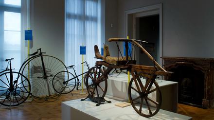 Das erste Fahr-Rad war eine Laufmaschine von Karl Drais (rechts, von 1817).