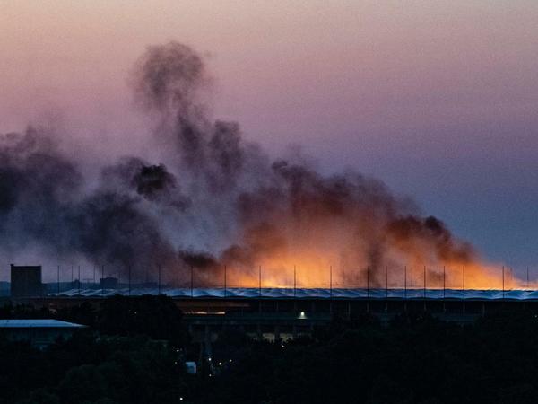 Dichter Rauch und Flammen beim Konzert von Rammstein über dem Olympiastadion