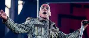 Rammstein-Frontmann Till Lindemann am Samstagabend auf der Bühne im Berliner Olympiastadion.
