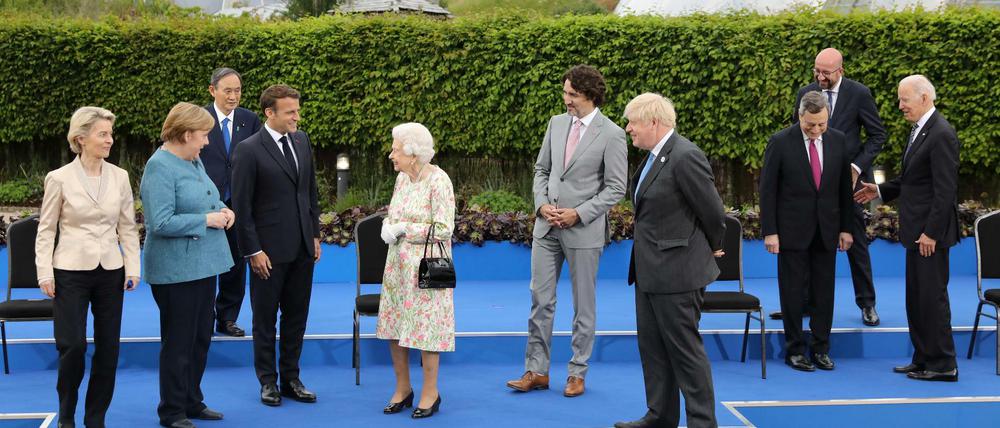 Besuch der Queen bei den G7: Die Frauen am Rand, in der Mitte Alt-Hippie Trudeau, und Boris Johnsons Anzug sitzt wieder nicht. 