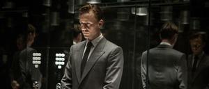 Abwärts. Laing (Tom Hiddleston), neu im Hochhaus, erkundet seine Umgebung. 