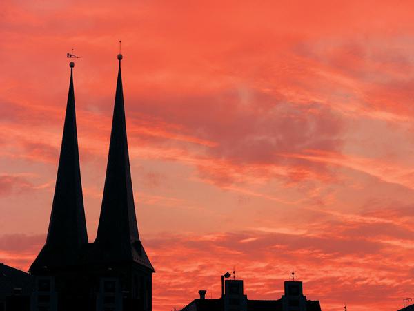 Roter Abendhimmel über der Berliner Nikolaikirche.