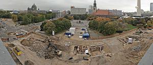 Die Ausgrabungen am Roten Rathaus: Für die einen liegt hier ein spektakulärer Fund, für die anderen ein ärgerliches Hindernis.