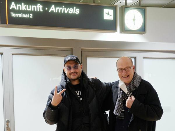 Serebrennikow mit Joachim Lux, Dramaturg und Regisseur am Thalia Theater, am Flughafen.